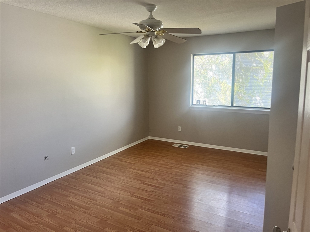 555 Russell Rd, Westfield
