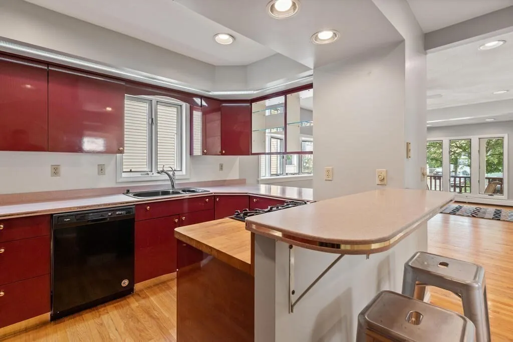 43 Sunset Rd, West Somerville