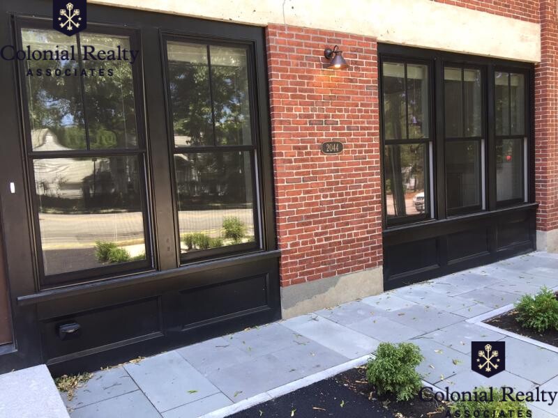 2044 Beacon St, Waban