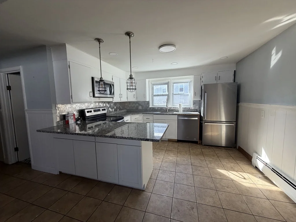 89 Bunker Hill Ave, Lowell
