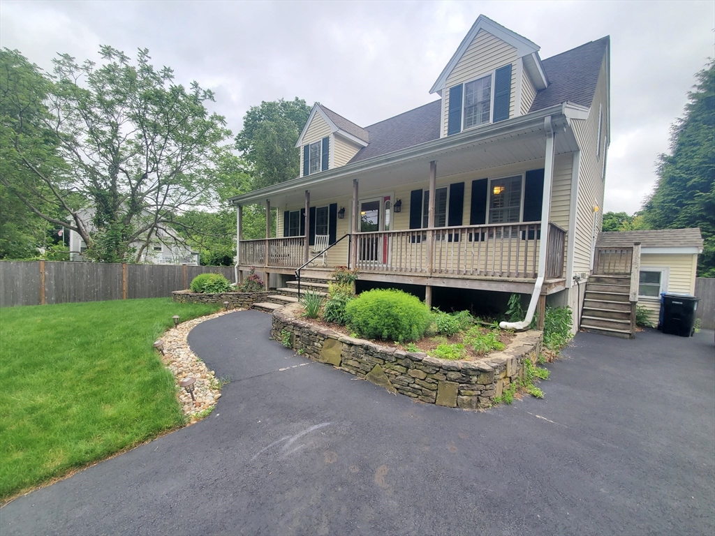 2 Valley Rd, Whitman