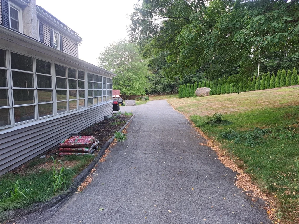 1602 Mammoth Rd, Dracut