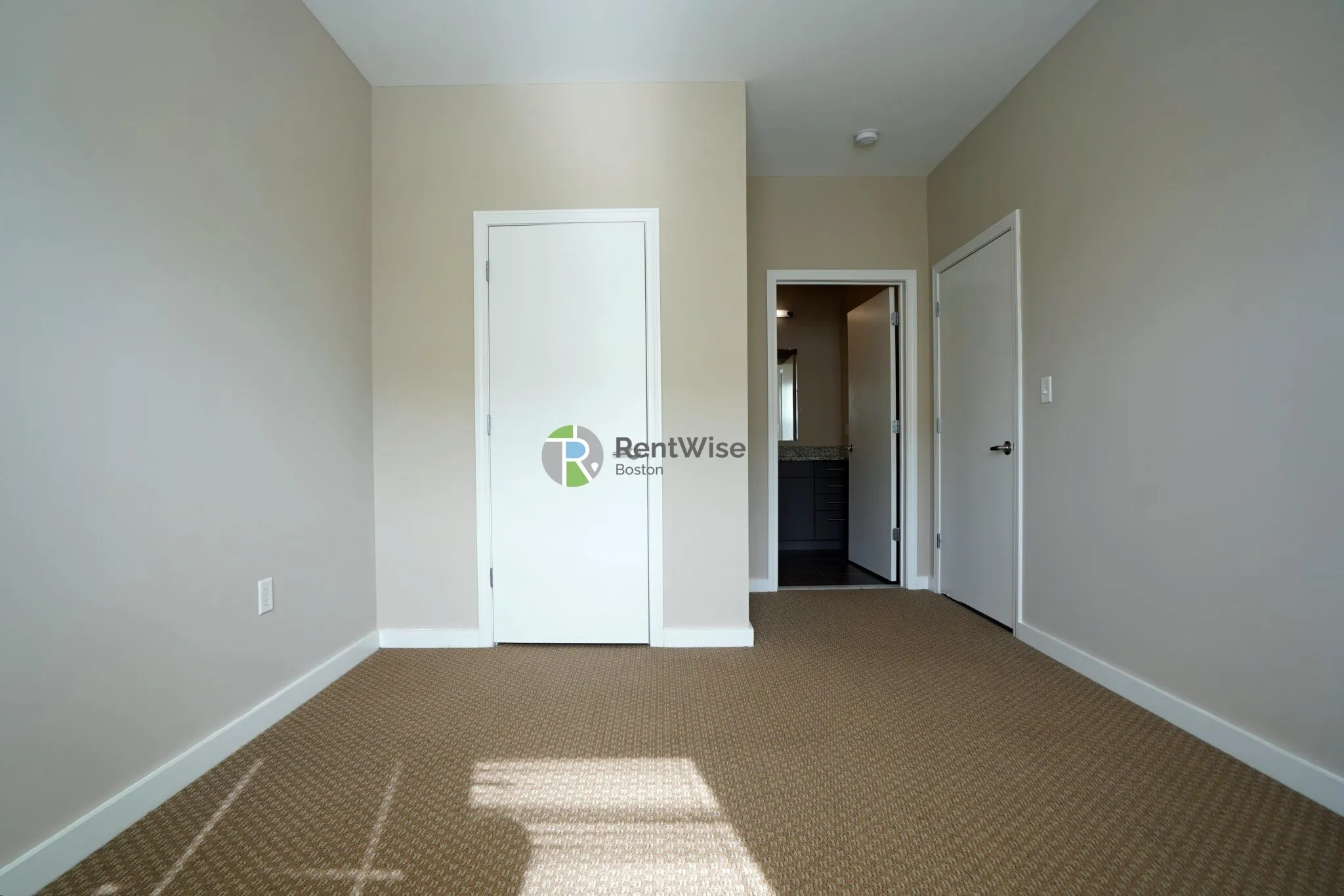 625 Mcgrath Highway, East Somerville