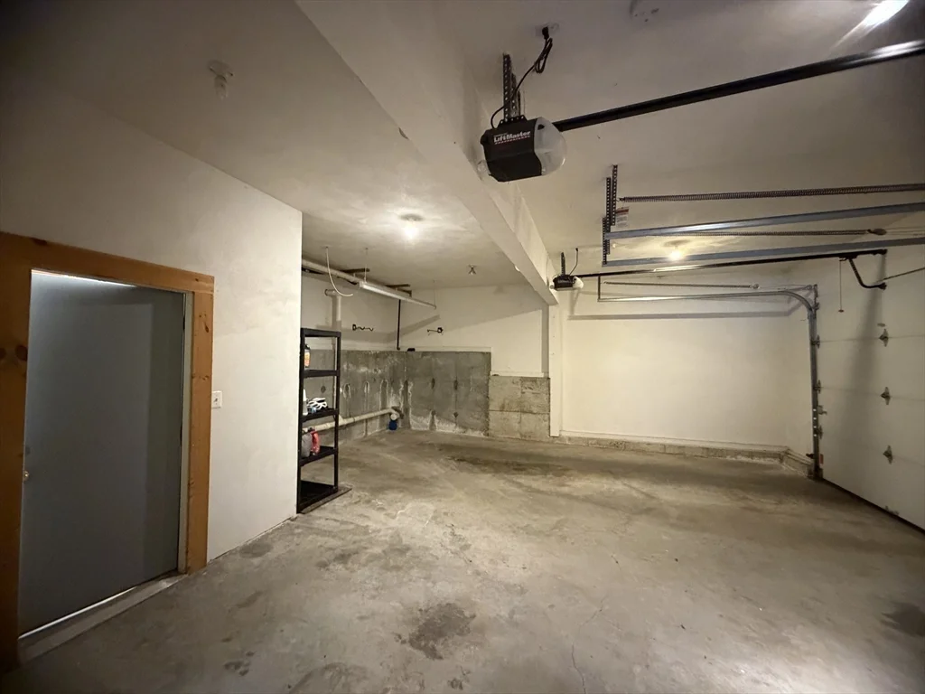 81 N Main St, North Bellingham