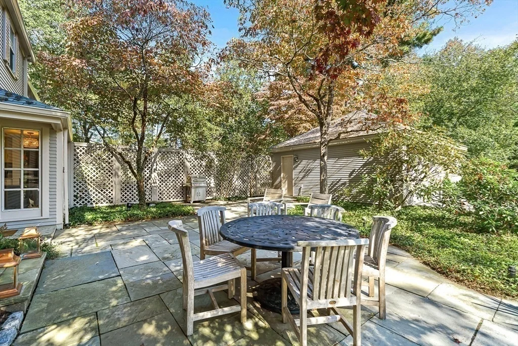 2 Phillips Pond Rd, Natick