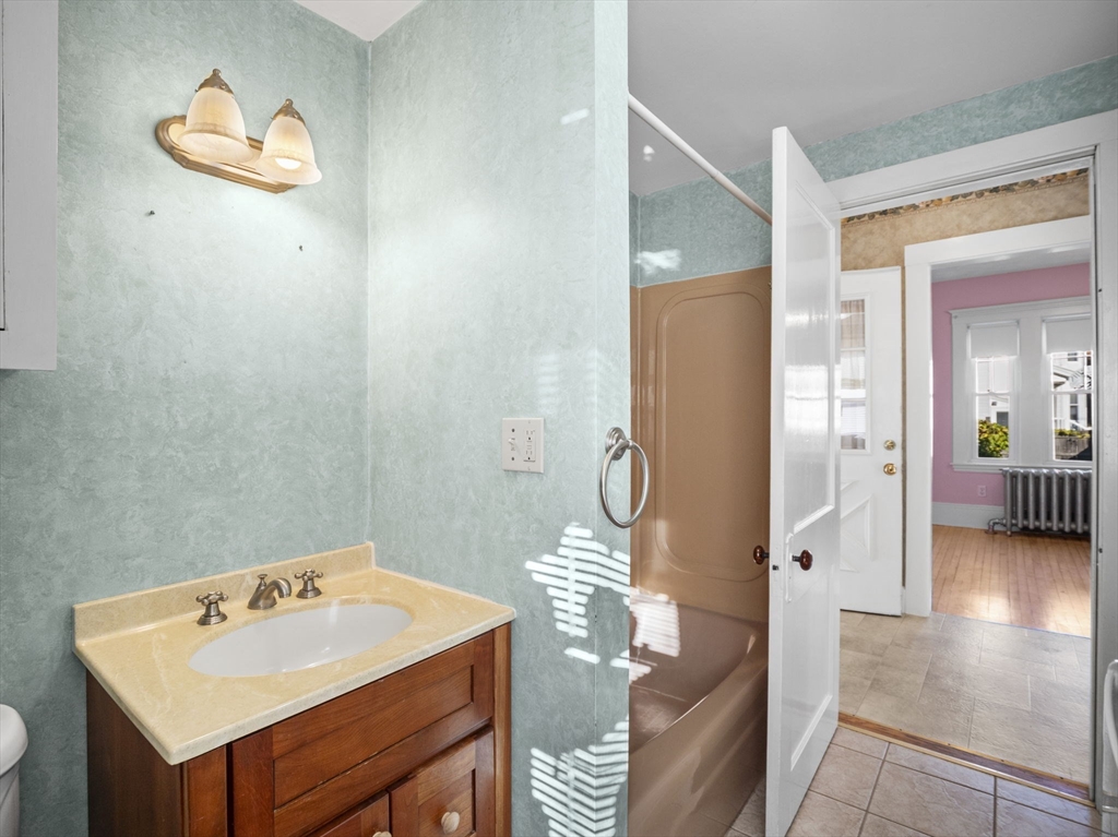 14 R Charles St, Danvers