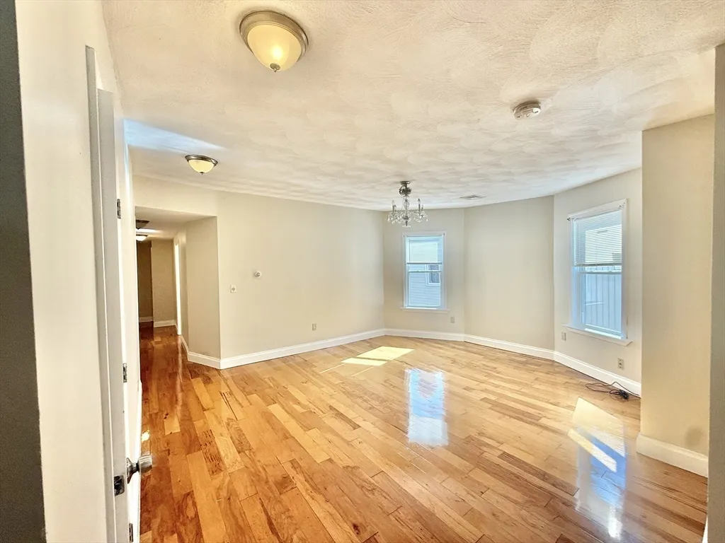 34 School St, Everett