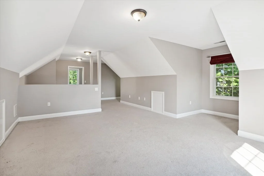 19 Benjamin Ln, Reading