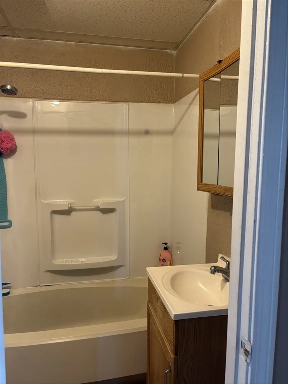 934 County St, Fall River