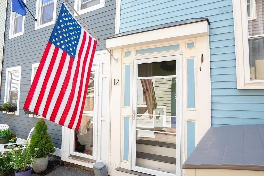 12 Lexington Ave, Charlestown