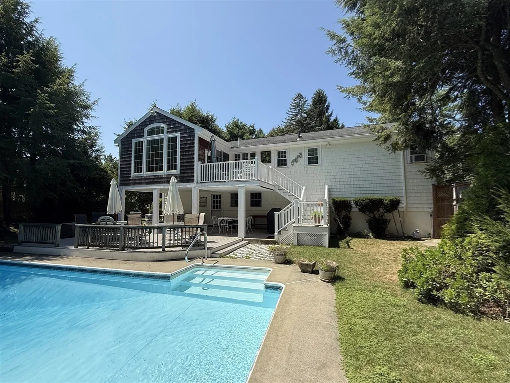 97 Walnut St, Natick