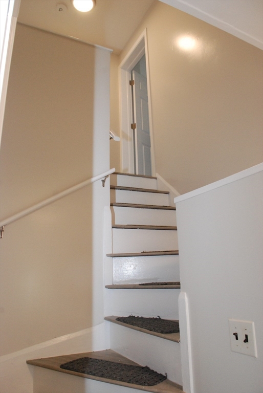 8 Sunset Rd, Wayland