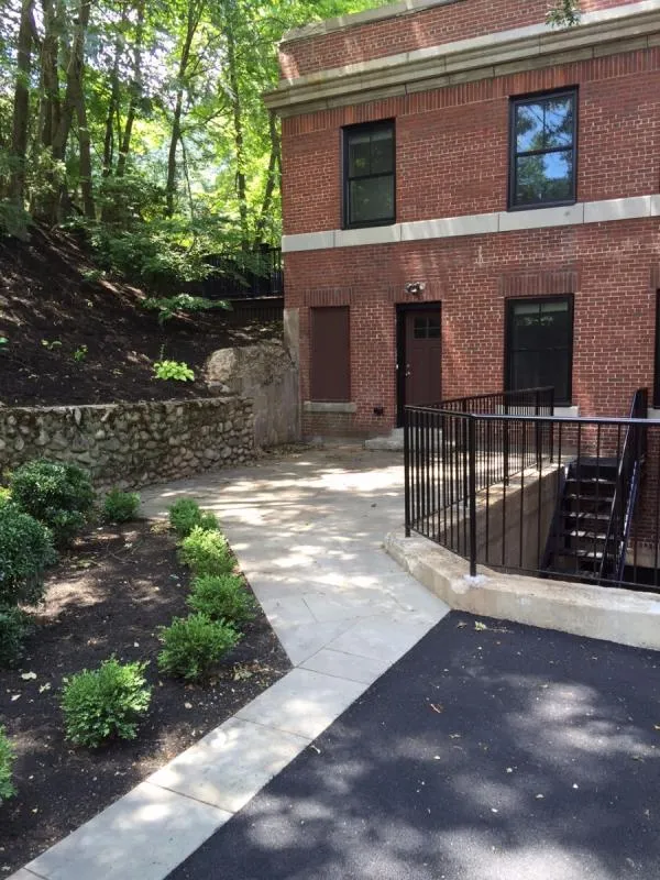 2044 Beacon St, Waban
