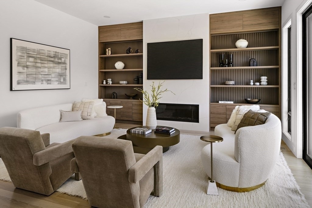 71 Harwich Rd, Chestnut Hill