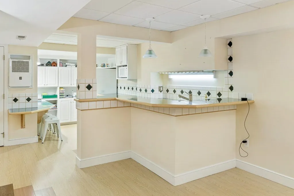 478 Clinton Rd, Chestnut Hill