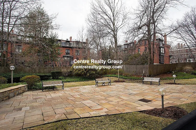 101 Monmouth Ct, Longwood