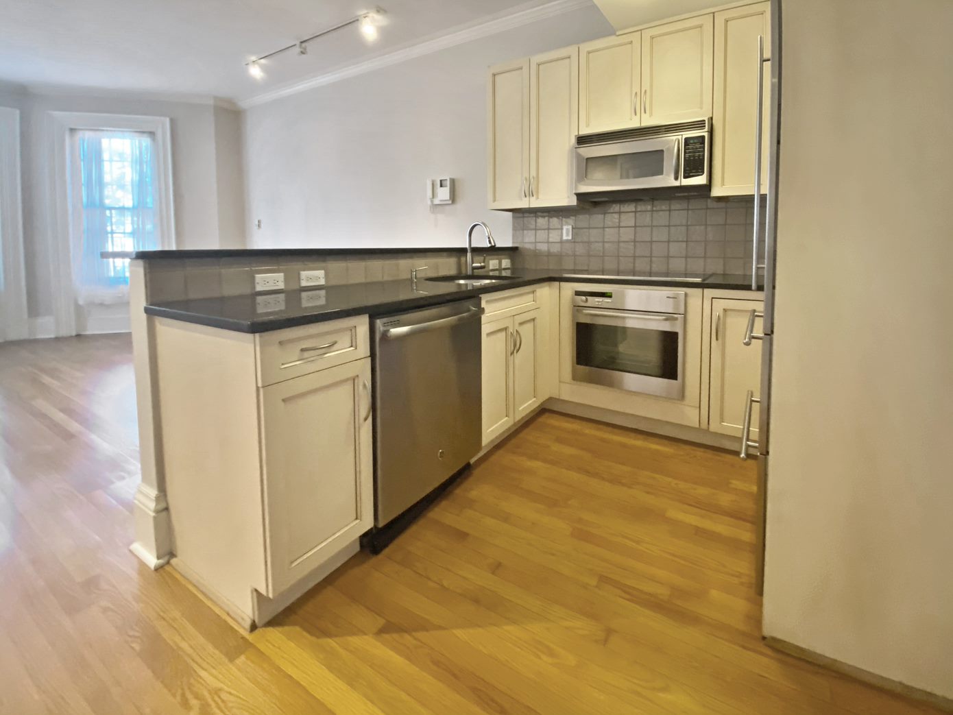 Studio bed, 1 bath apartment for rent at 80 Marlborough St Unit 6, Back Bay — photo 9 of 28