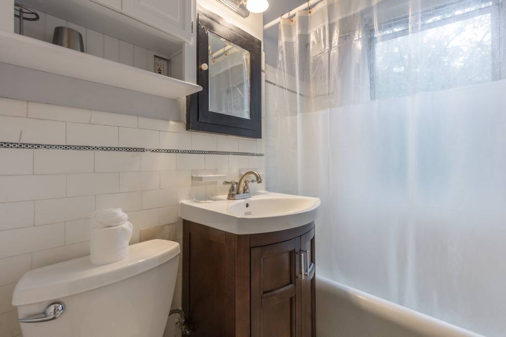 4 bed, 1 bath apartment for rent at 104 Toxteth Unit 2, Longwood — photo 4 of 10