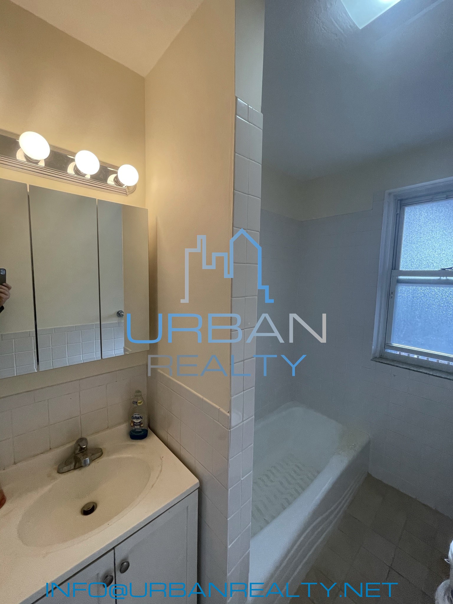3 bed, 2 bath apartment for rent at 24 Strathmore Rd Unit 1, Washington Square — photo 7 of 14