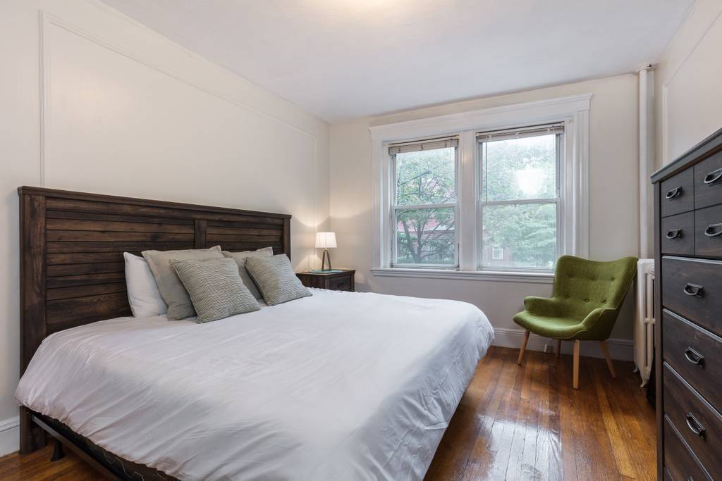 4 bed, 1 bath apartment for rent at 104 Toxteth Unit 2, Longwood — photo 3 of 10