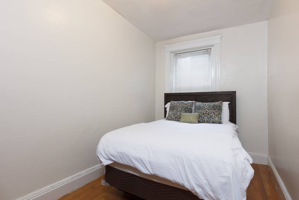4 bed, 1 bath apartment for rent at 104 Toxteth Unit 2, Longwood — photo 6 of 10