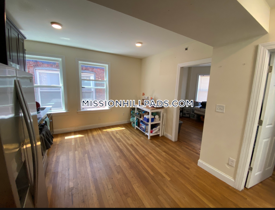 4 bed, 2 bath apartment for rent at 830 Huntington Ave Unit 3, Mission Hill — photo 7 of 7