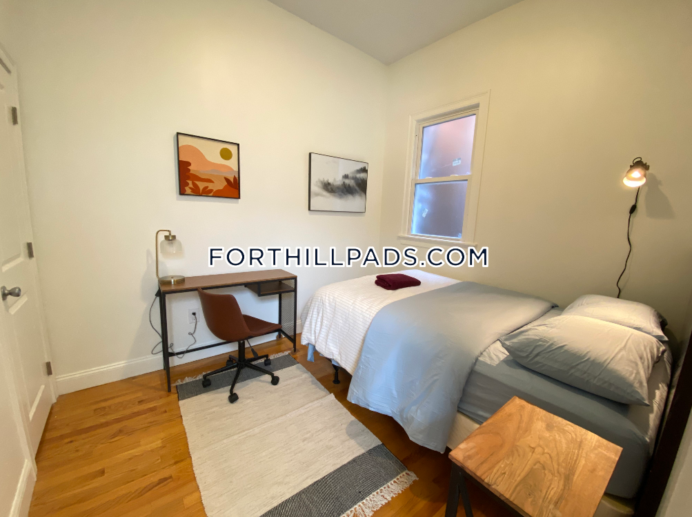 4 bed, 2 bath apartment for rent at 48 Guild St Unit 3, Roxbury — photo 4 of 10