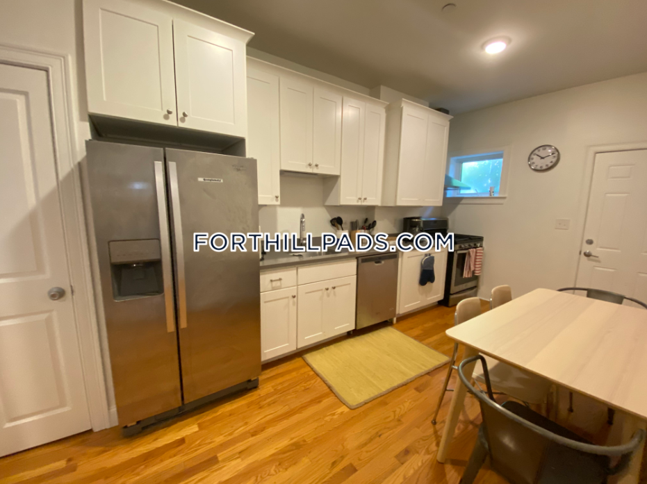 4 bed, 2 bath apartment for rent at 48 Guild St Unit 2, Roxbury — photo 4 of 10