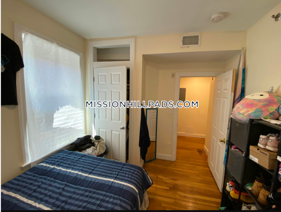 4 bed, 2 bath apartment for rent at 830 Huntington Ave Unit 3, Mission Hill — photo 2 of 7