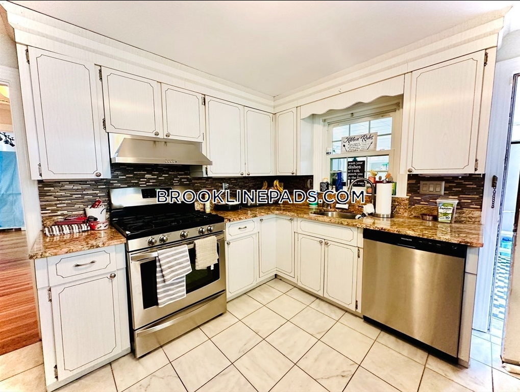 3 bed, 3 bath apartment for rent at 49 Hackensack Rd Unit A, Chestnut Hill — photo 8 of 8