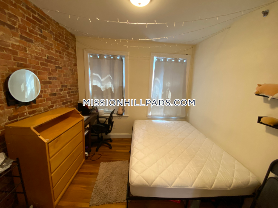4 bed, 2 bath apartment for rent at 830 Huntington Ave Unit 3, Mission Hill — photo 4 of 7