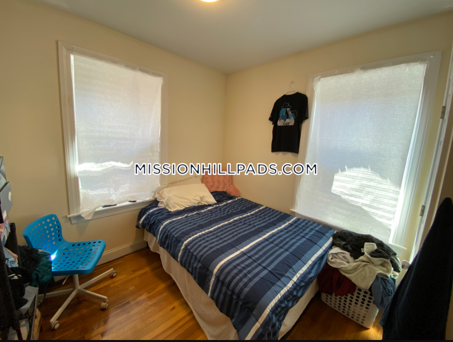4 bed, 2 bath apartment for rent at 830 Huntington Ave Unit 3, Mission Hill — photo 5 of 7