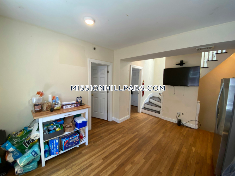 4 bed, 2 bath apartment for rent at 830 Huntington Ave Unit 3, Mission Hill — photo 6 of 7