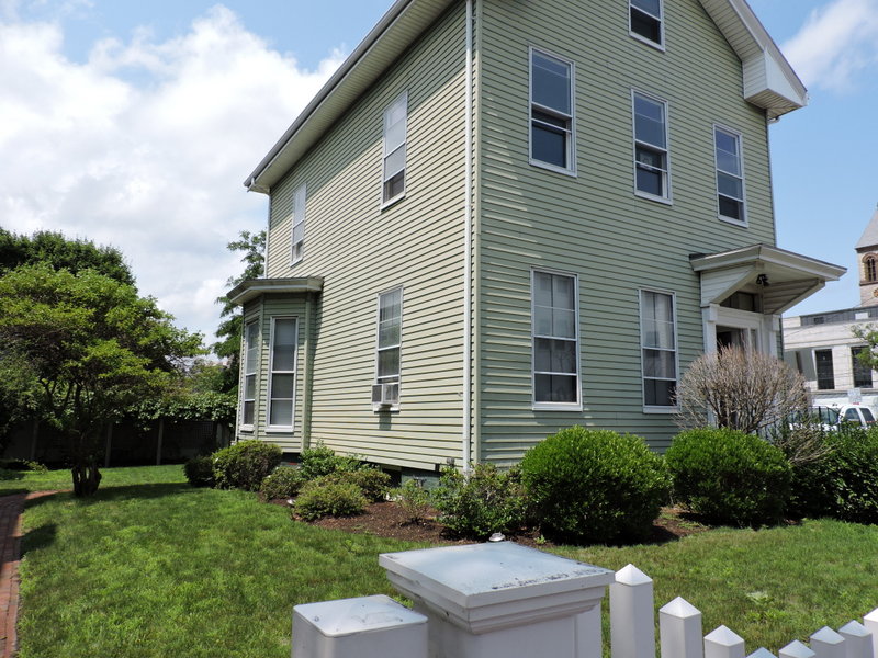 1 bed, 1 bath apartment for rent at 14 Pleasant St Unit 1, Central Square — photo 1 of 15