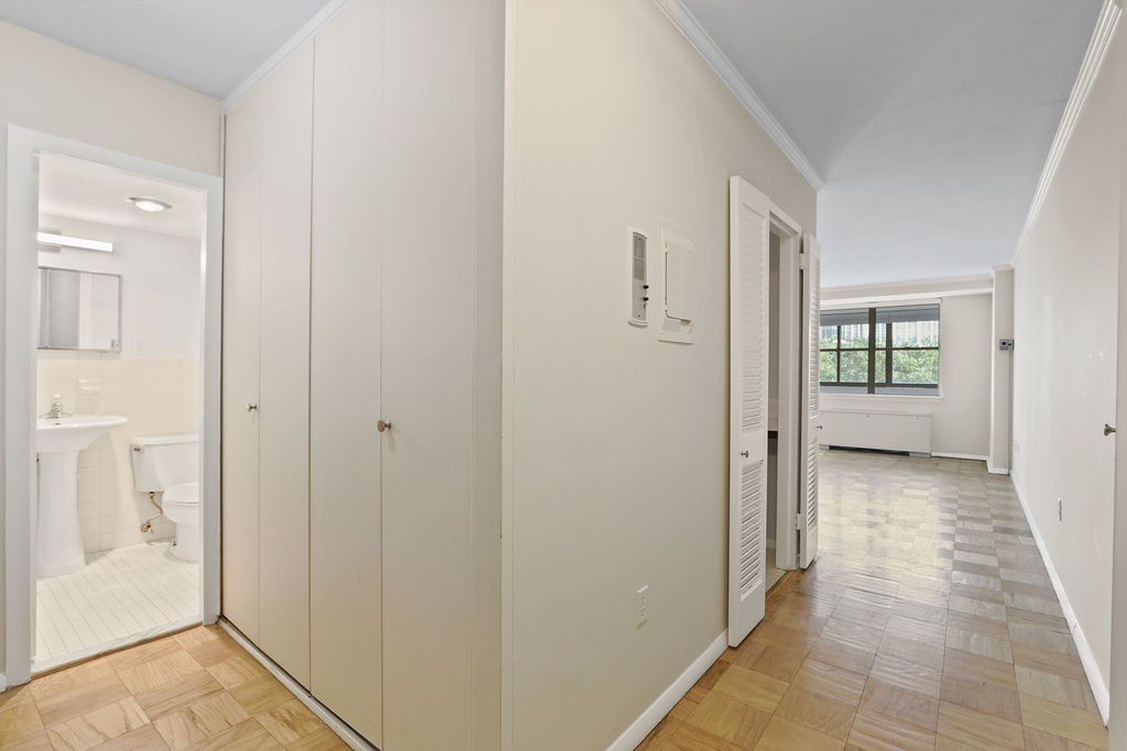 Studio bed, 1 bath apartment for rent at 6 Whittier Pl Unit 7L, West End — photo 2 of 28
