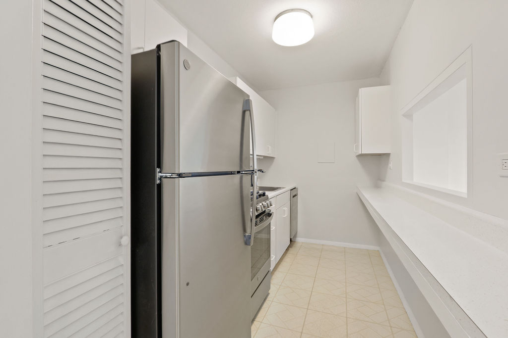 Studio bed, 1 bath apartment for rent at 6 Whittier Pl Unit 7L, West End — photo 8 of 28