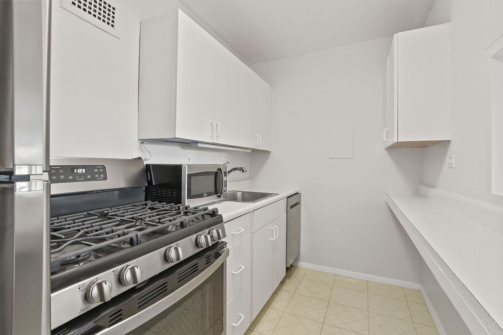 Studio bed, 1 bath apartment for rent at 6 Whittier Pl Unit 7L, West End — photo 9 of 28