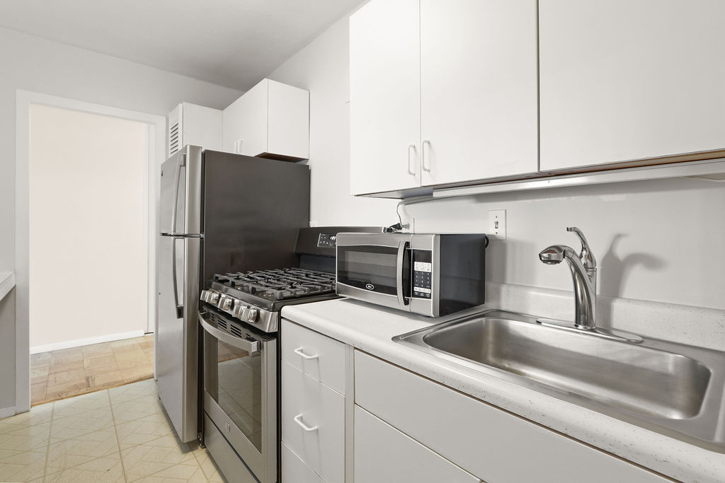 Studio bed, 1 bath apartment for rent at 6 Whittier Pl Unit 7L, West End — photo 10 of 28