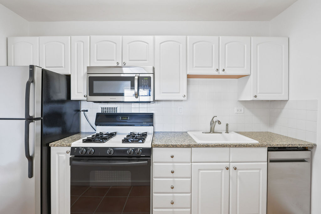 Studio bed, 1 bath apartment for rent at 8 Whittier Pl Unit 21G, West End — photo 7 of 33