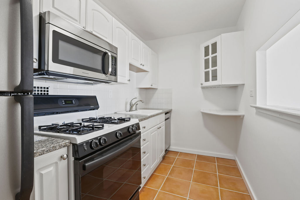 Studio bed, 1 bath apartment for rent at 8 Whittier Pl Unit 21G, West End — photo 9 of 33