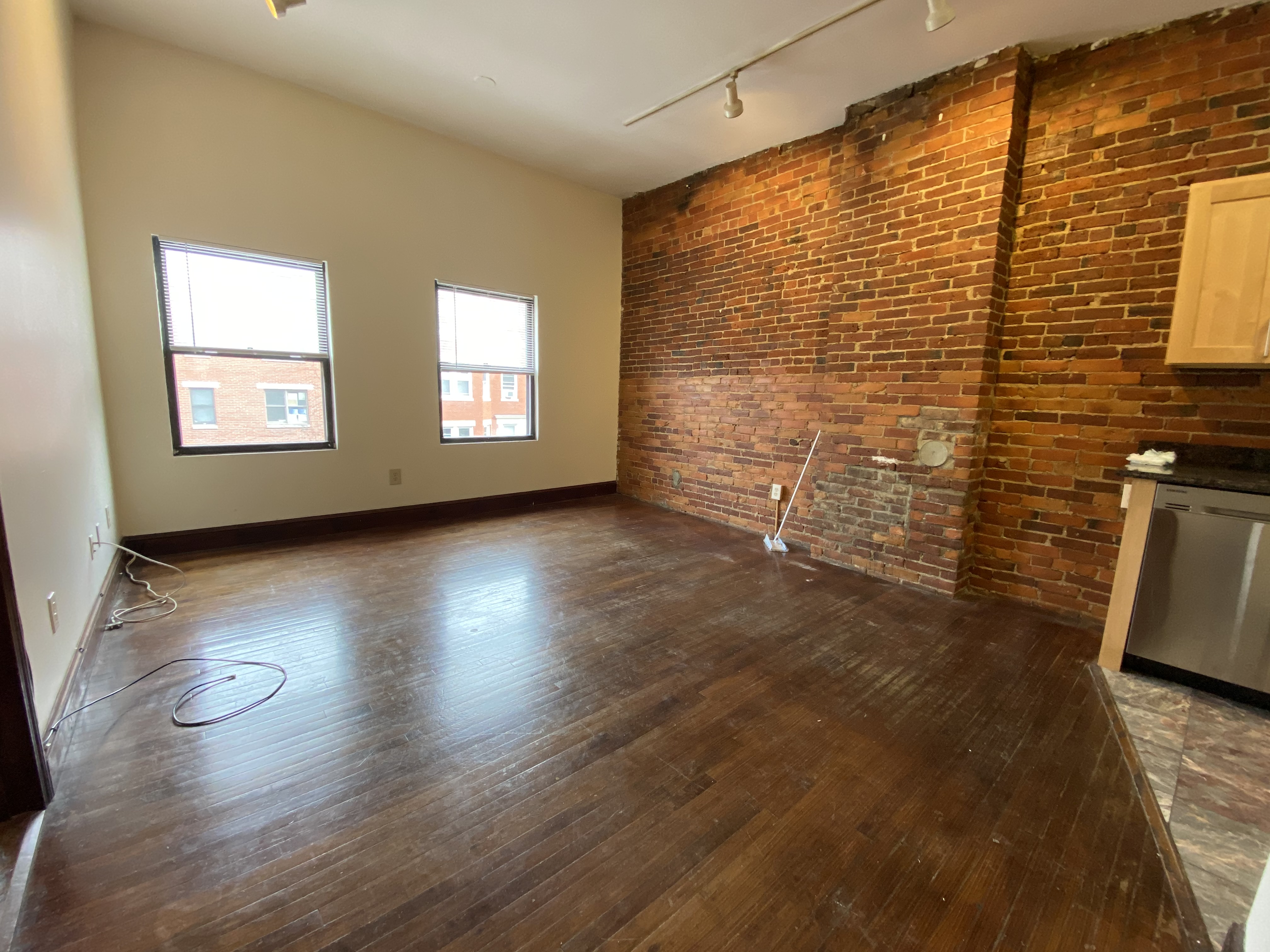 3 bed, 1 bath apartment for rent at 61 Hemenway St Unit 3, Fenway — photo 2 of 10