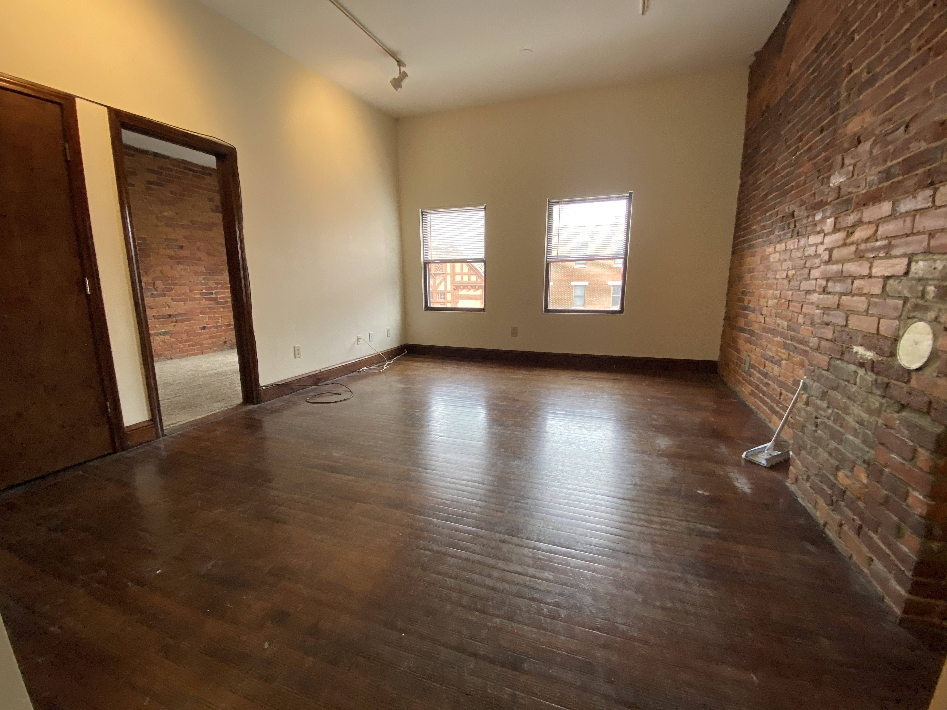 3 bed, 1 bath apartment for rent at 61 Hemenway St Unit 3, Fenway — photo 3 of 10