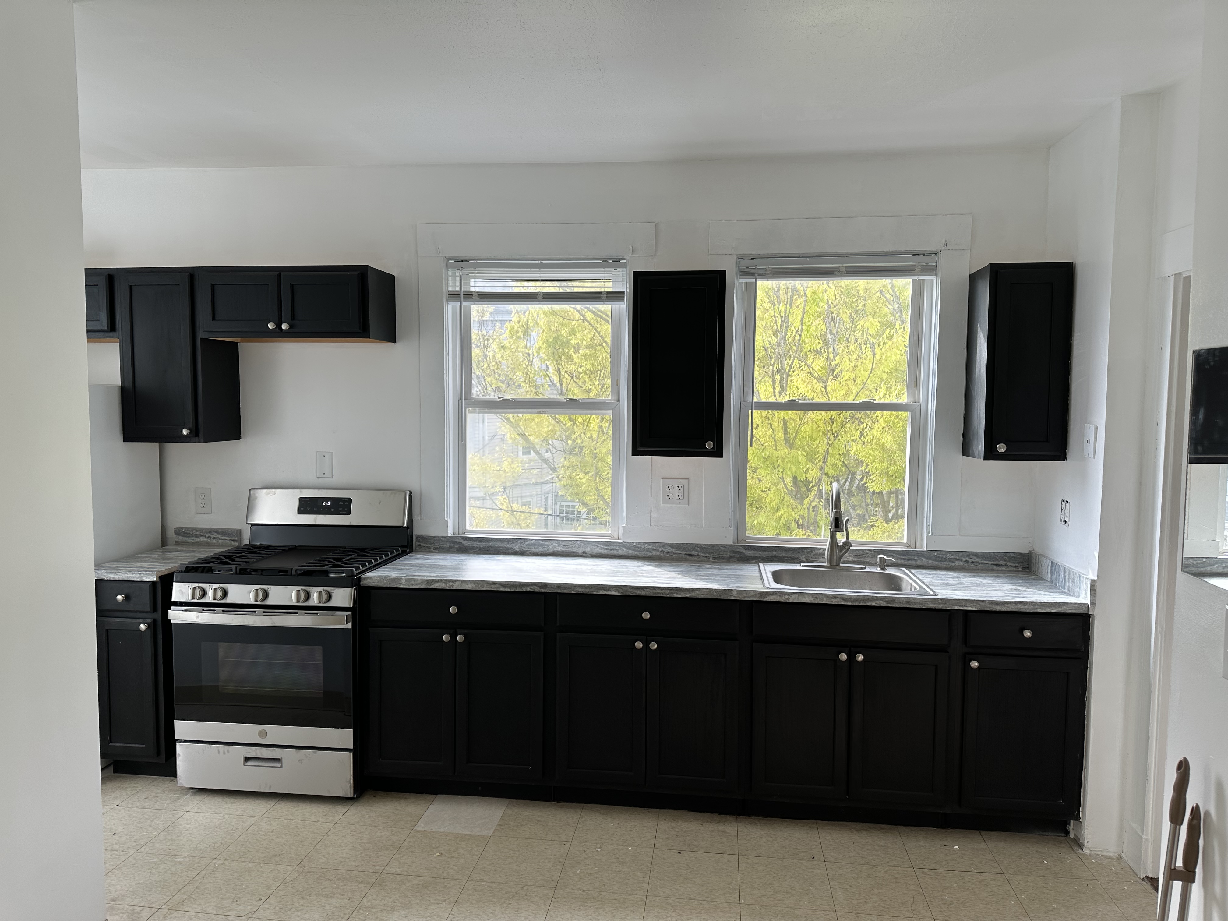 3 bed, 1 bath apartment for rent at 430 Broadway Unit 2, Winter Hill — photo 2 of 10