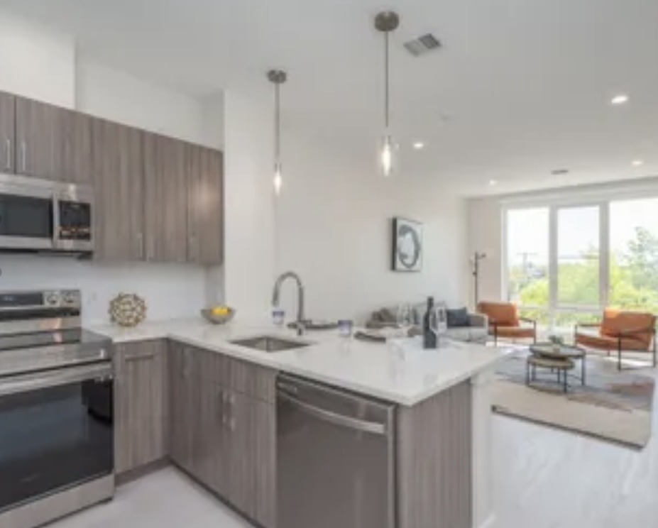 1 bed, 1 bath apartment for rent at 33 Newport Ave Unit 404, Quincy — photo 1 of 4