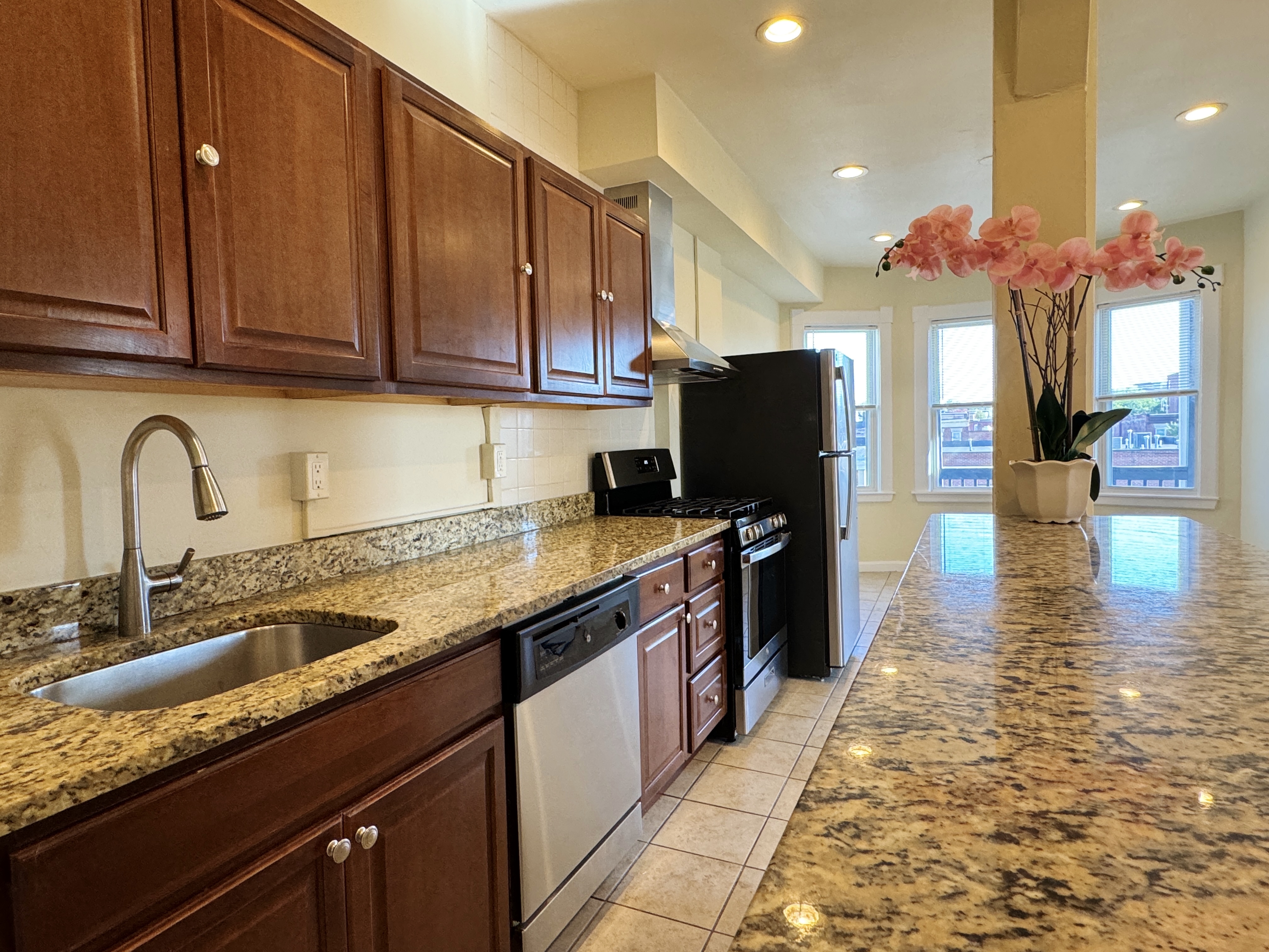 3 bed, 1 bath apartment for rent at 189 Chestnut St Unit 3, Chelsea — photo 2 of 15