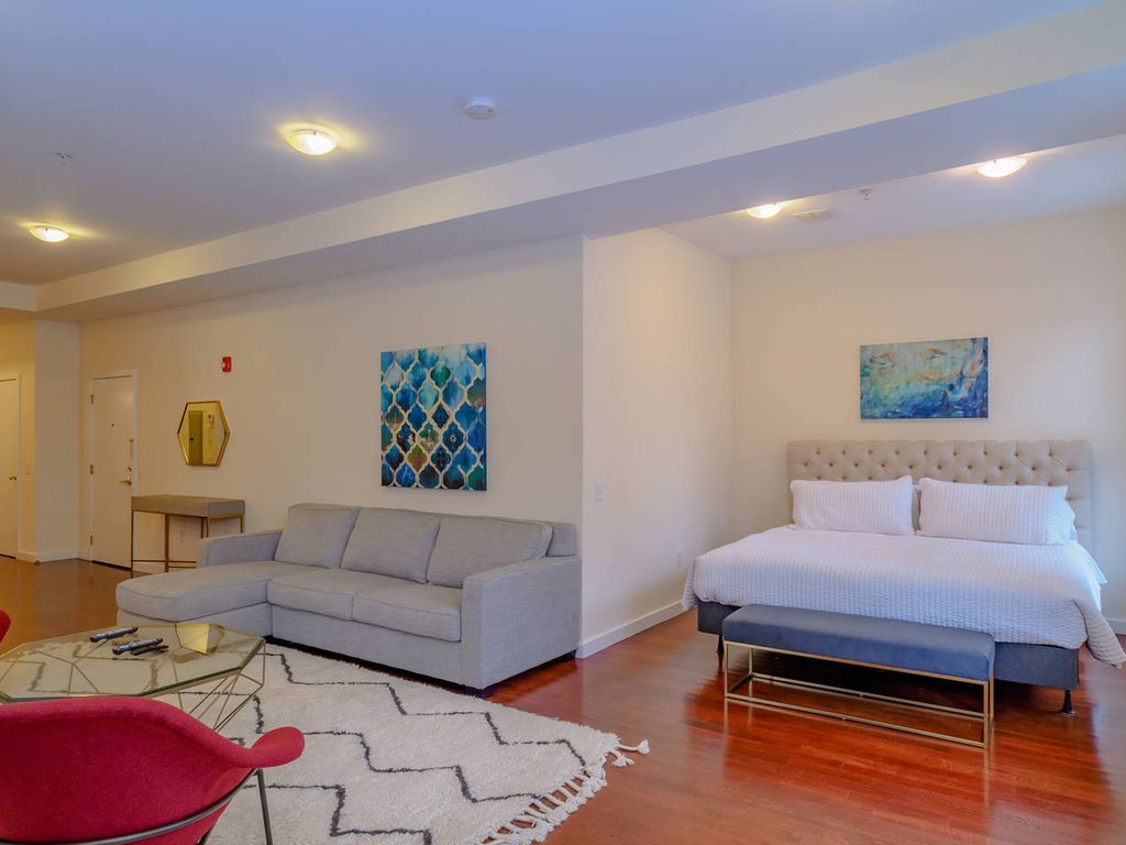 Studio bed, 1 bath apartment for rent at 1030 Bennington St Unit 2, West End — photo 4 of 5