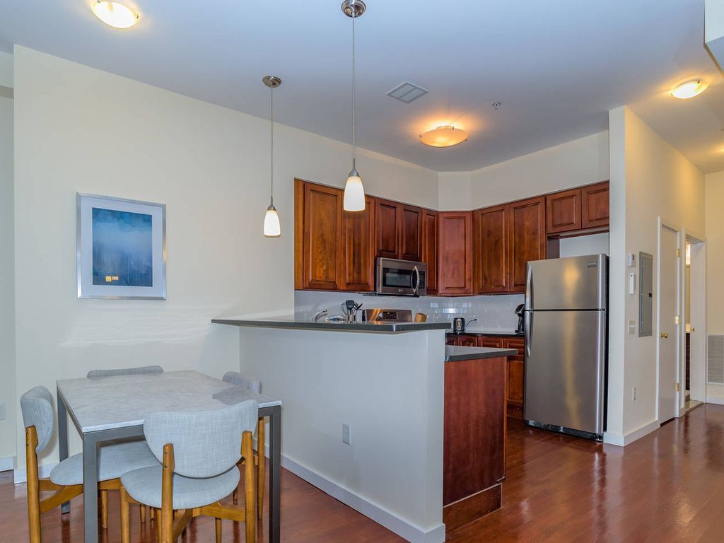Studio bed, 1 bath apartment for rent at 1030 Bennington St Unit 2, West End — photo 3 of 5