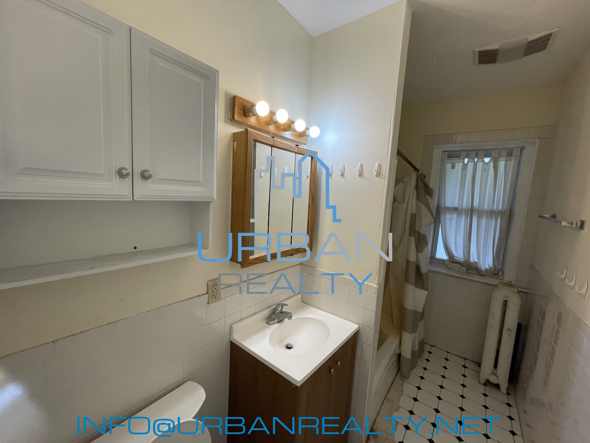 3 bed, 2 bath apartment for rent at 24 Strathmore Rd Unit 3, Washington Square — photo 4 of 8