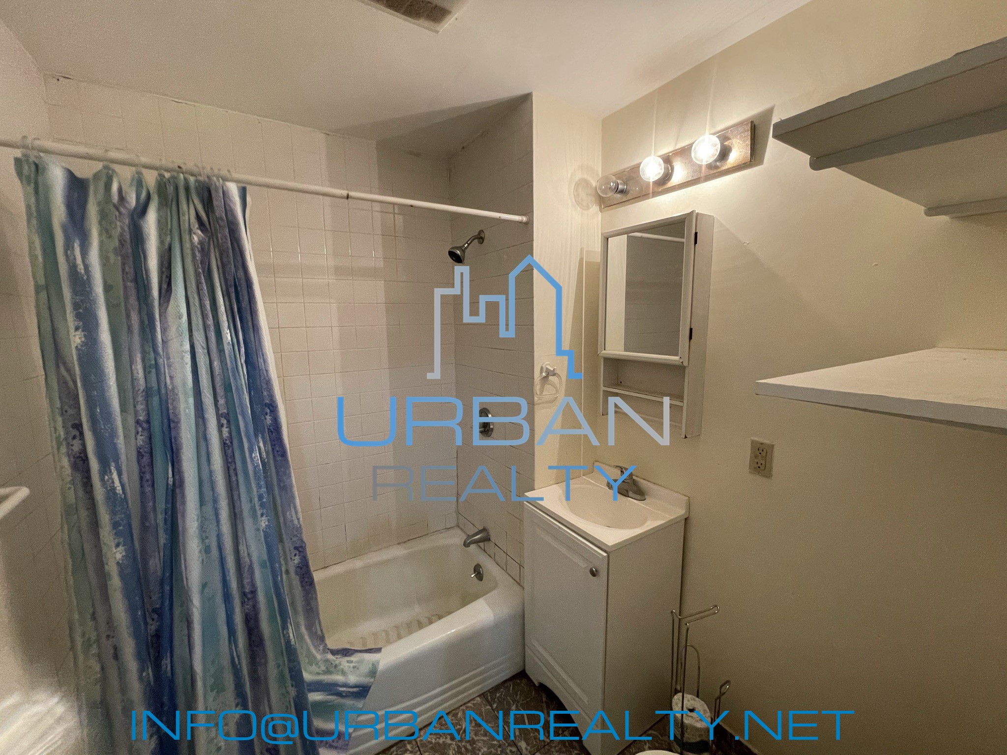 3 bed, 2 bath apartment for rent at 24 Strathmore Rd Unit 3, Washington Square — photo 7 of 8