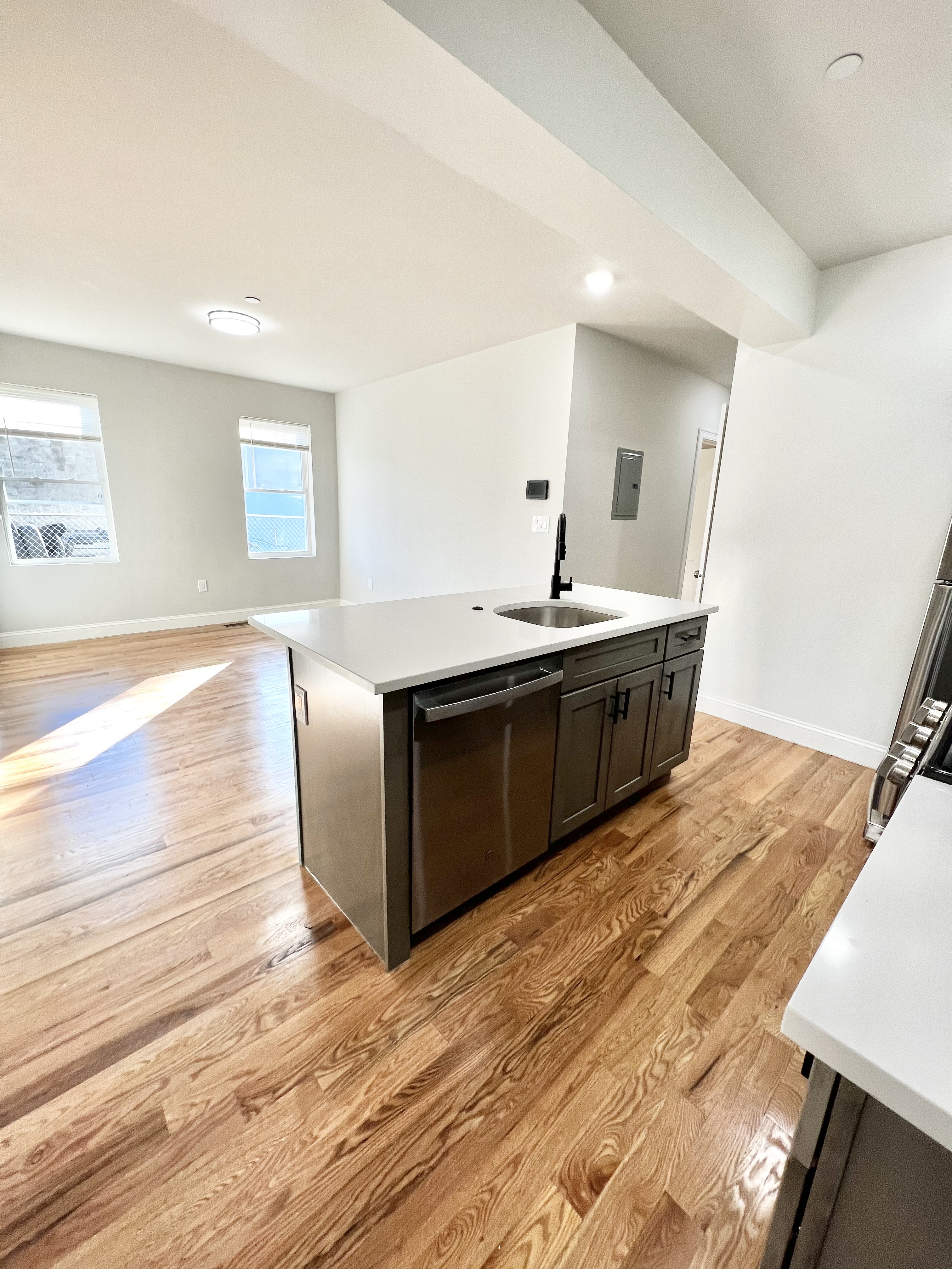 3 bed, 1 bath apartment for rent at 149 Crescent St Unit 3, Waltham — photo 1 of 9